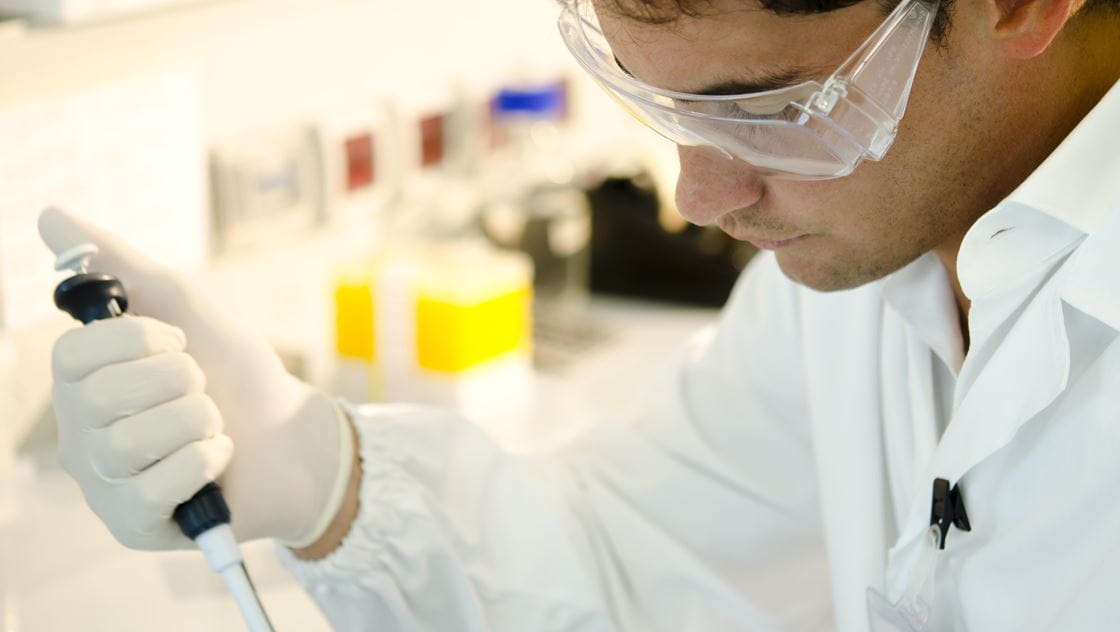Photo of a scientist working in a laboratory.